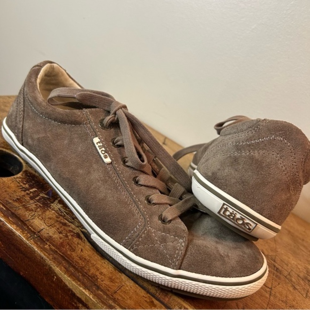Taos Footwear Brown Suede Lace-Up Sneakers
